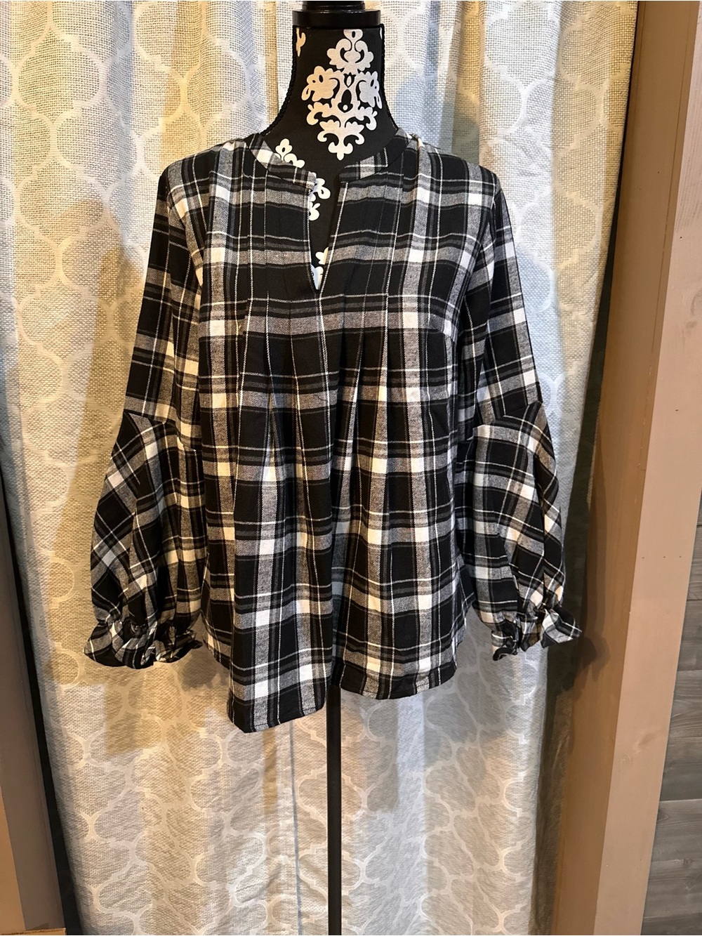 NWT Fancyinn Black and White Plaid Split-Neck Balloon Sleeve Tunic size L
